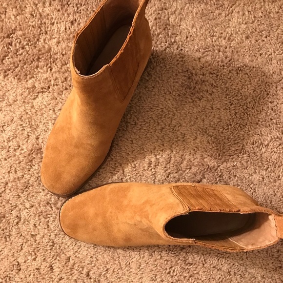 Madewell Suede Chelsea Boot (Fall 2019) - Picture 5 of 8